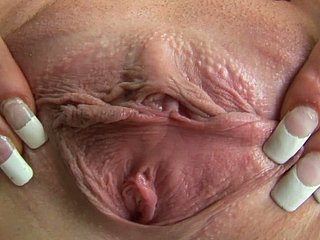 Fuckable brags brunette Bosom buddy dengan clit merah muda besar dalam adegan dekat