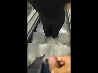 Cumsharking陷入射精到女孩在超市自动扶梯