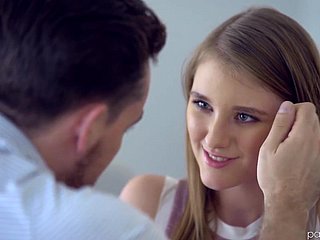 Jolie fille avec une chatte humide serré se fait ramoner dans daughter lit