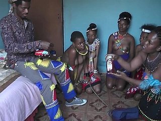 meninas em topless africanos
