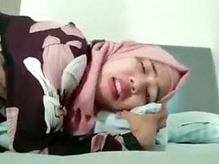 Tudung kena köpek kesakitan