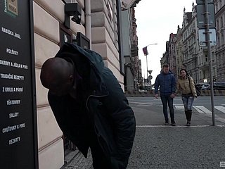 Bitch menjadi pingsan di depan pacarnya