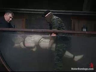 Lorelei Lee es torturado por dos personas en una prisión.