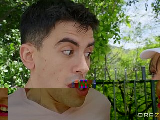 سینگ GILF سیلی ڈی فرشتہ بڑا نوجوان ڈک چاہتا ہے