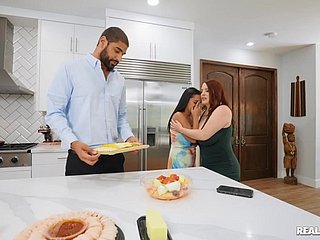 Hot Babes Maggie Green e Nola Exico in Crazy Scissoring Scene