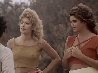 Gadis vintage yang indah masturbasi pussi di kursi belakang dan kemudian bersenang-senang seks di rumput