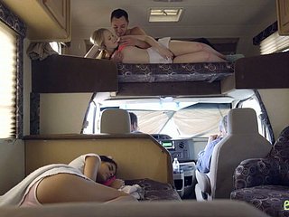Yabani slutty piliç ile fantastik buharlı ffm üçlü katya rodriguez