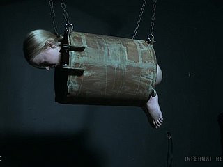 Blondynka Teen Slut Alice porwał i nadużywający w lochu