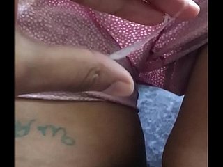 Jus de chatte humide après la masturbation