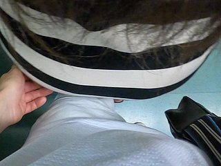Istri saya menggambarkan bagaimana seorang asing mendekatinya di kereta dan mencoba meraba vaginanya di bawah rok mini
