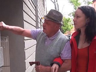 Giorno molto fortunato per nonno arrapa