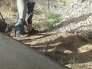 Bu köprünün altında beni sikeyim - gerçek amatör çift yürüyüş fantezisi