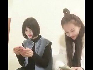 2个美丽的洞穴女孩他妈的1个混蛋