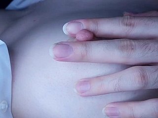 Tepelspel, bijt en zuigen tepels // natuurlijke Aziatische tieten // Japanse borstmassage