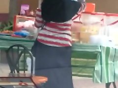 Hijabi Küçük Kalça Büyük Ass Sigara Nü