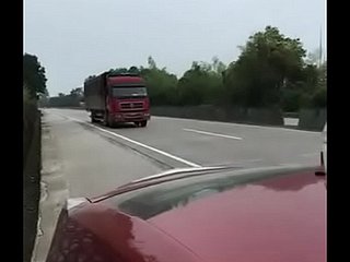 Uomo cinese e ague sua ragazza che fanno sesso with reference to macchina accanto all'autostrada