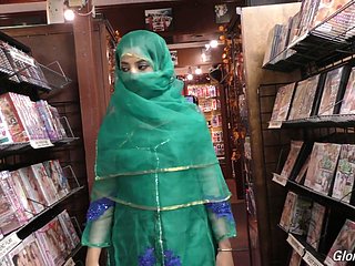 Breathe one's last heiße Pakistanerin Nadia Ali lutscht im Worthiness Hole-Raum einen großen Schwanz