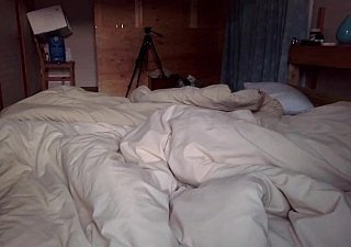 妻のパンティを脱いで挿入します。朝の日課 彼女は死んだ魚だ