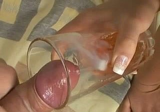 Numbed puta morena Isabel bebe orina en un vídeo porno sucio