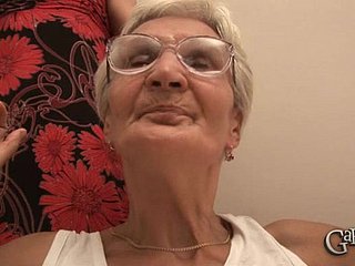 Superannuated inclusive Elizabet handles a hang on for on-and-off boners