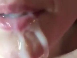 Une petite menyusun ejac d un pasangan amatur