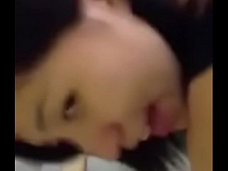 Fille asiatique baisée dans les escaliers