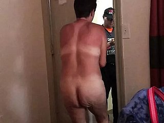 Nackte Ehefrau lässt sich Pizza liefern