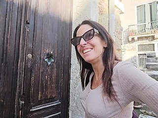 Você me excita enquanto caminho por Veneza. Vídeo completo na minha página OF.