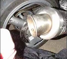 dabg0 bir Suzuki Bandit 650 S motosiklet egzozunu beceriyor