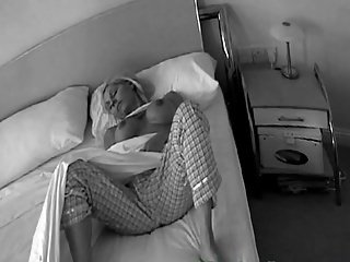 Big titted vrouw masturbeert op verborgen camera