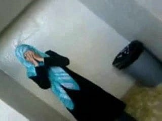 Sexy Arab Student enthüllt ihre Vermögen zu BF