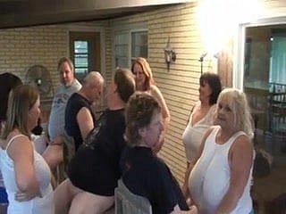 Coppia BBW troie succhia cazzo nel gruppo Fun