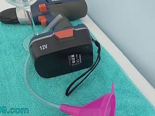 Peehole玩Drilldo和膀胱充满射精
