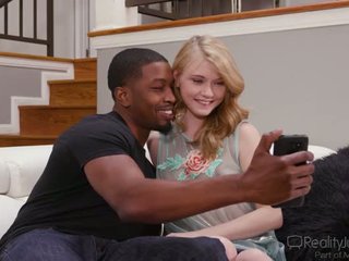 Sex-crazed pirang bayi Hannah Hays menipu pada BF nya dengan pejantan hitam