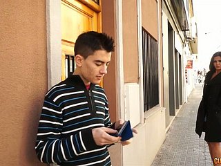 野蛮女友黑发女子带回家这个男孩和他的吸鸡巴