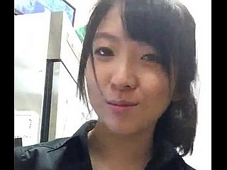 麦当劳的工作人员闪烁胸部