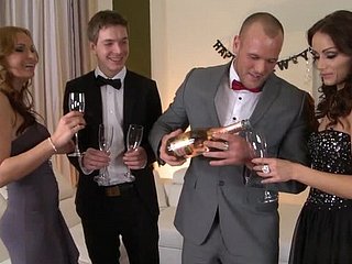 Romantik buluşma grup seks ile sona erdi